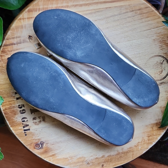 6.5M Metallic White Gold Bow Charms Guess Ballet Flats Vegan - Picture 13 of 14